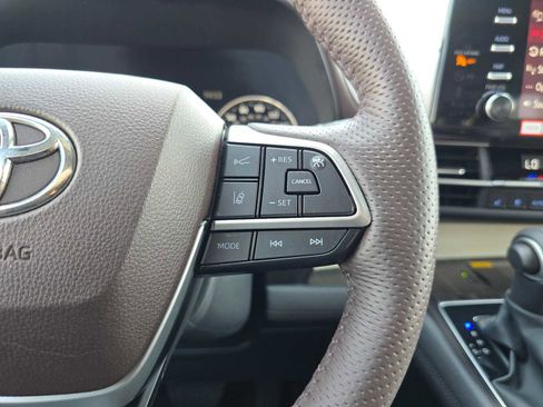 Certified 2024 Toyota Sienna Platinum FWD image 31