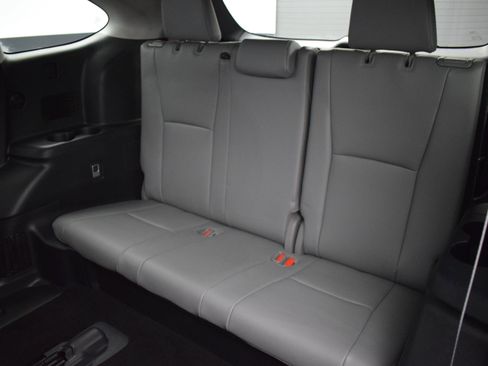 Used 2023 Toyota Highlander XLE AWD/4WD image 14