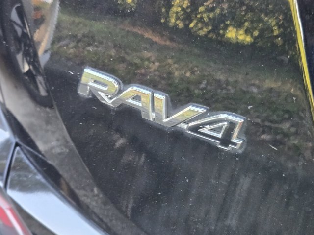 Used 2018 Toyota RAV4 SE w/ Power Extra Value Package FWD image 9
