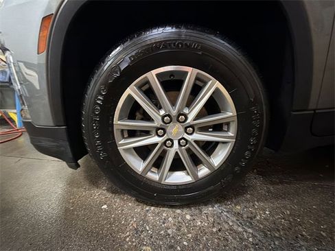 Used 2023 Chevrolet Traverse LT w/ Rear Camera Mirror Package image 10