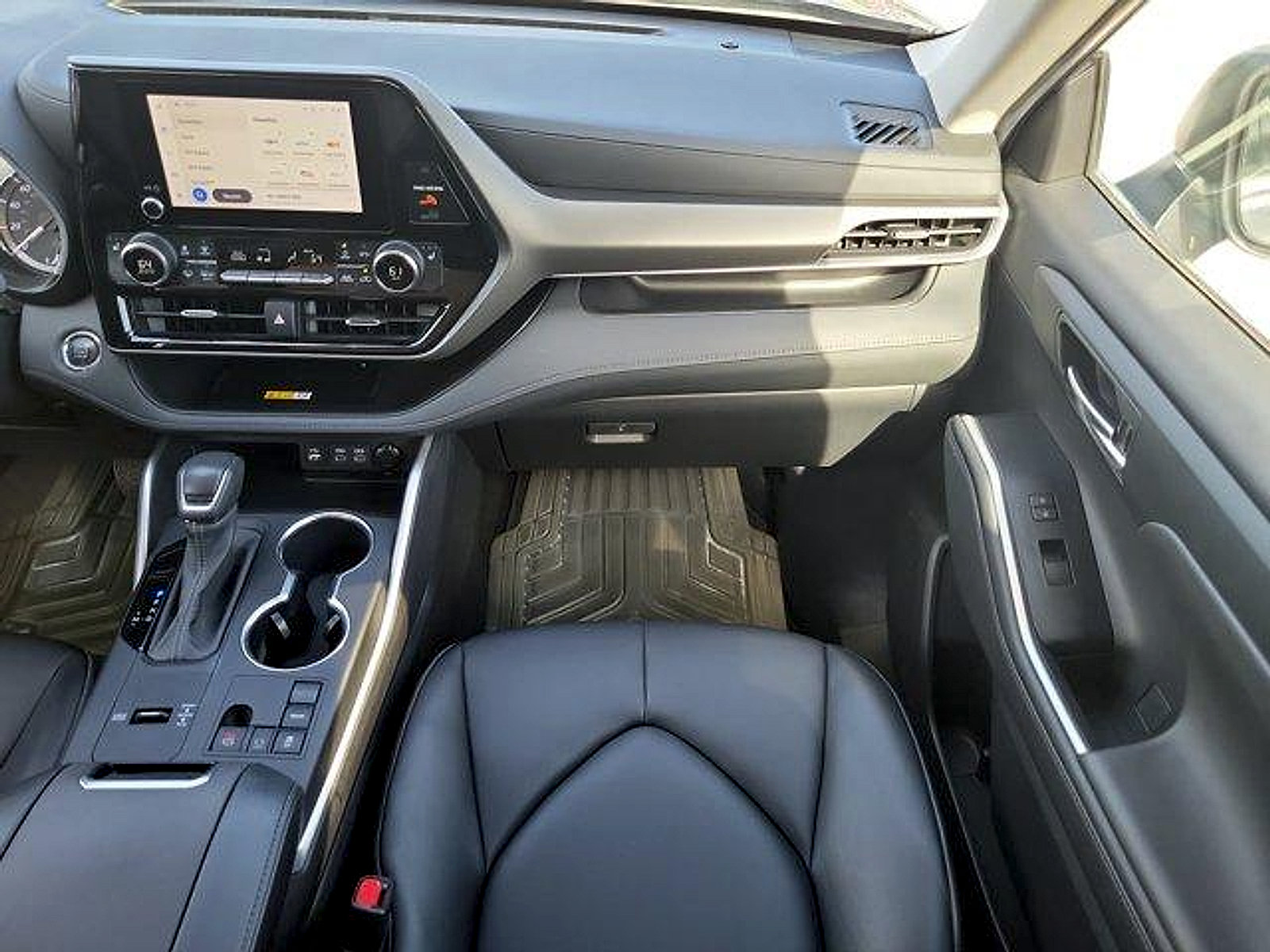 Used 2023 Toyota Highlander XLE FWD image 19
