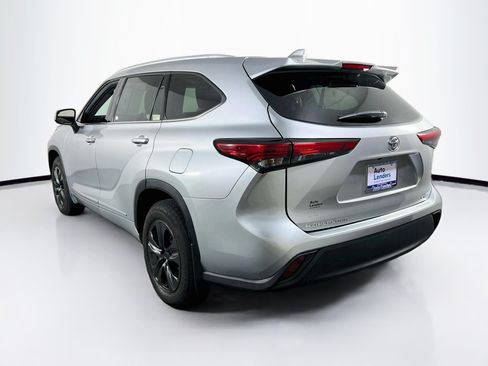 Used 2022 Toyota Highlander XLE AWD/4WD image 7