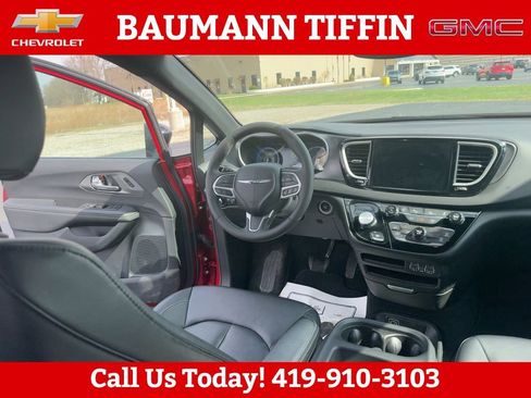 Used 2025 Chrysler Pacifica Select image 6