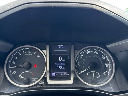 Used 2018 Toyota Tacoma SR5 AWD/4WD image 9