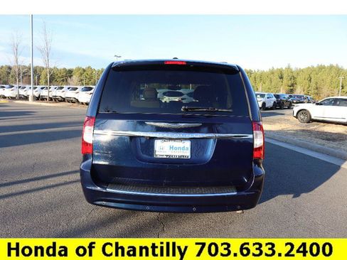 Used 2013 Chrysler Town & Country Touring-L image 6