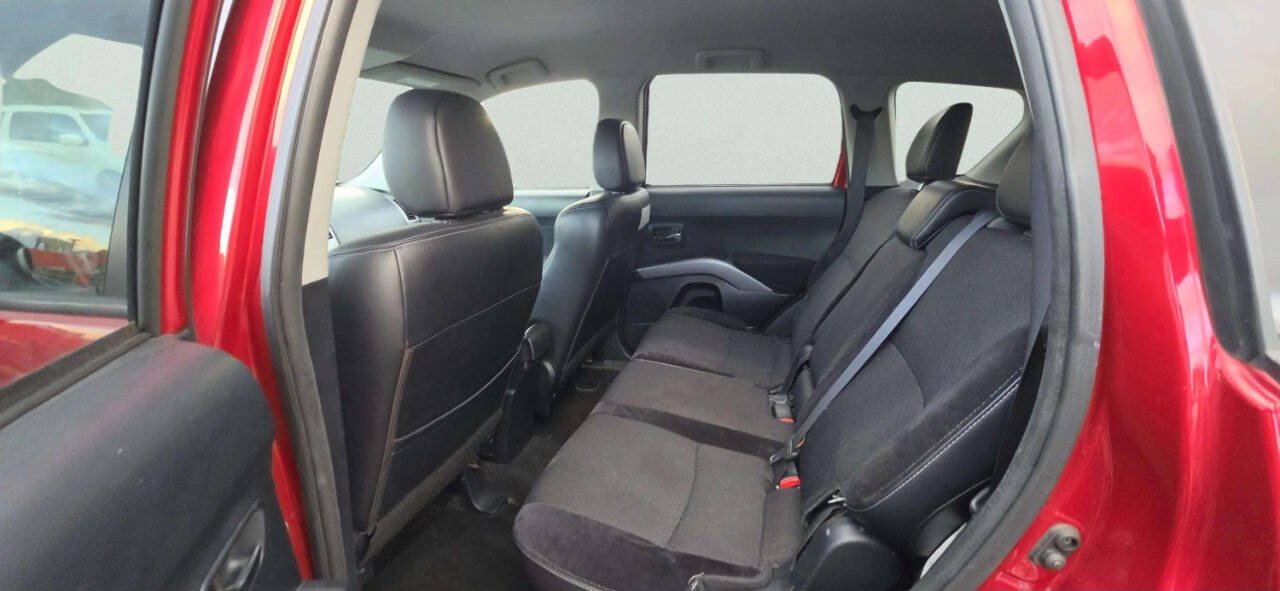 Used 2011 Mitsubishi Outlander SE AWD/4WD image 7