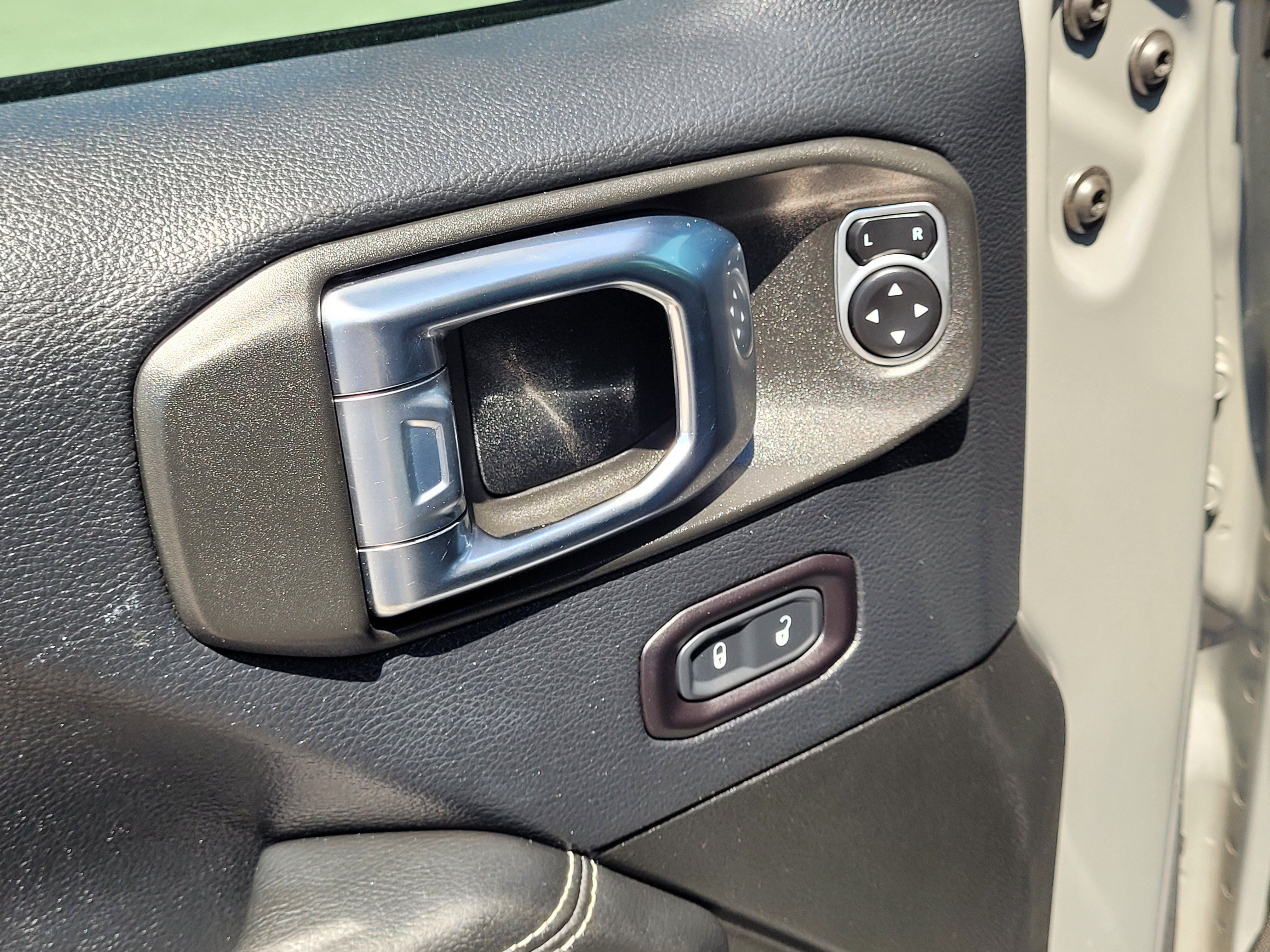 Used 2018 Jeep Wrangler Unlimited Sahara AWD/4WD image 25