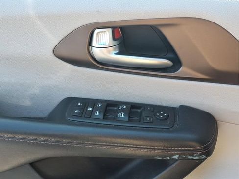 Used 2018 Chrysler Pacifica Touring-L w/ Advanced Safetytec Group FWD image 17
