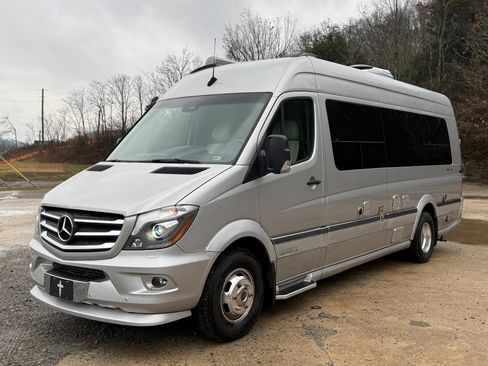 Used 2017 Mercedes-Benz Sprinter 3500 image 2