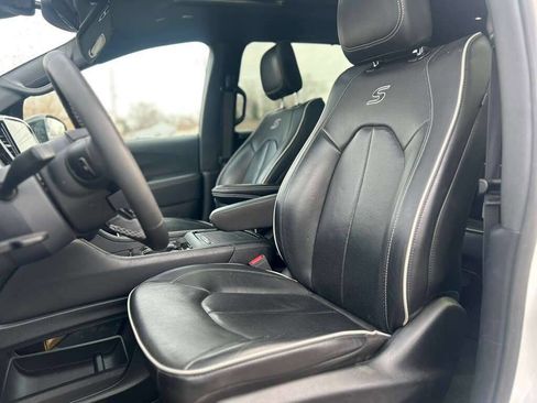 Used 2025 Chrysler Pacifica Limited image 11
