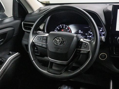Certified 2024 Toyota Highlander XLE FWD image 17