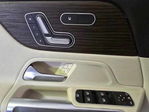 New 2025 Mercedes-Benz GLB 250 4MATIC image 9