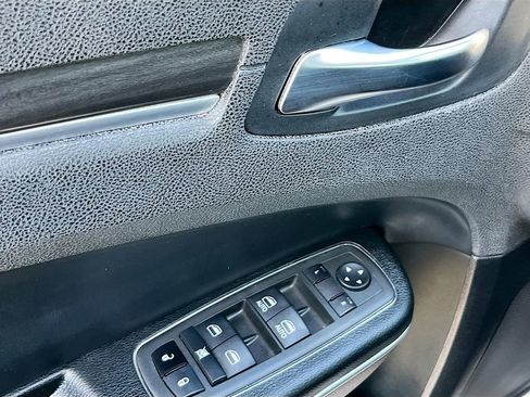 Used 2022 Chrysler 300 Touring w/ Sport Appearance Package RWD image 17