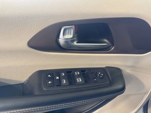 Used 2023 Chrysler Voyager LX image 19