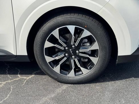 Certified 2024 Kia Carnival EX FWD image 9