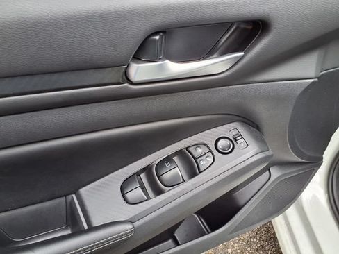 Used 2025 Nissan Altima 2.5 SV FWD image 16