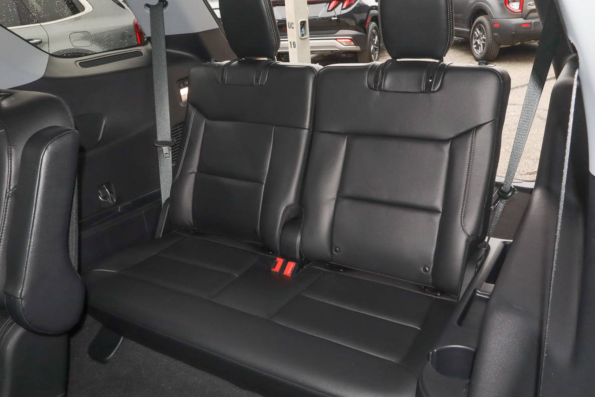 Used 2022 Ford Explorer Limited w/ Equipment Group 301A RWD image 11