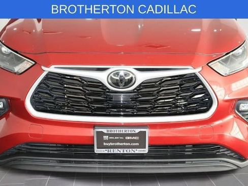 Used 2022 Toyota Highlander XLE AWD/4WD image 11