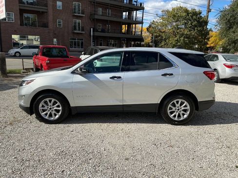 Used 2019 Chevrolet Equinox LT image 2