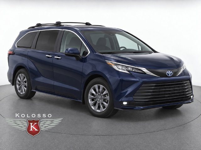Used 2025 Toyota Sienna XLE AWD/4WD image 1