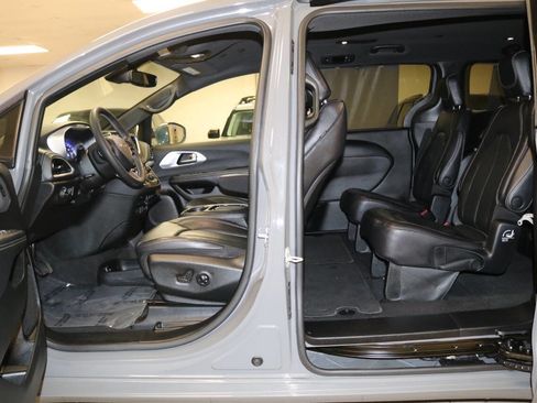 Used 2022 Chrysler Pacifica Touring-L w/ S Appearance Package FWD image 15