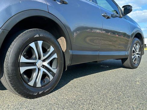 Used 2017 Toyota RAV4 LE FWD image 6