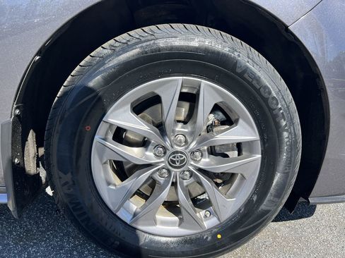 Used 2023 Toyota Sienna XLE image 12