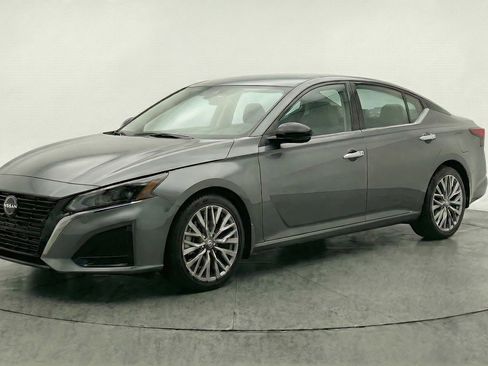 Used 2025 Nissan Altima 2.5 SV image 3