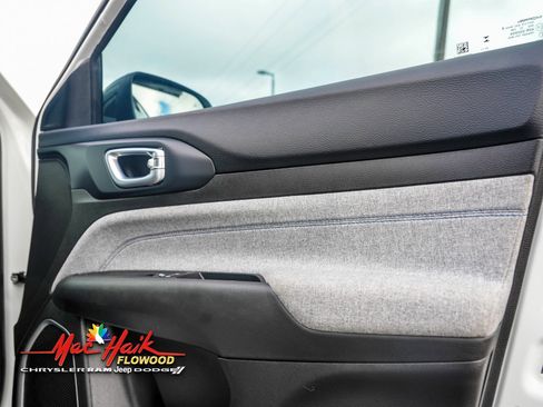 Used 2024 Jeep Compass Latitude image 9