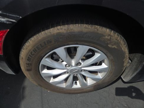 Used 2018 Chrysler Pacifica Touring-L FWD image 4