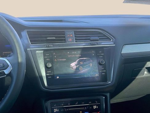 Used 2022 Volkswagen Tiguan SE w/ Panoramic Sunroof Package image 11