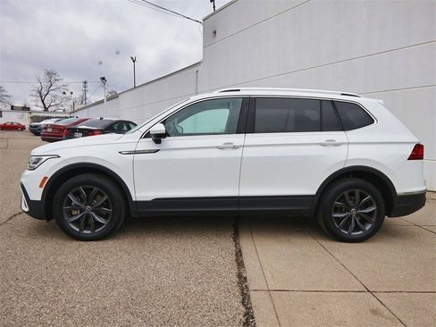 Certified 2022 Volkswagen Tiguan SE image 2