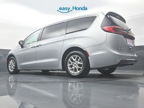 Used 2023 Chrysler Pacifica Touring-L FWD image 31