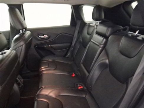 Used 2019 Jeep Cherokee Latitude Plus image 18