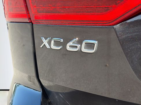 Used 2022 Volvo XC60 B5 Momentum image 11