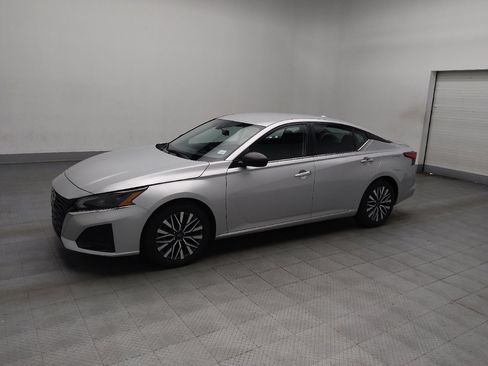 Used 2024 Nissan Altima 2.5 SV image 2