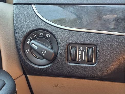 Used 2016 Chrysler Town & Country Touring w/ Driver Convenience Group FWD image 10