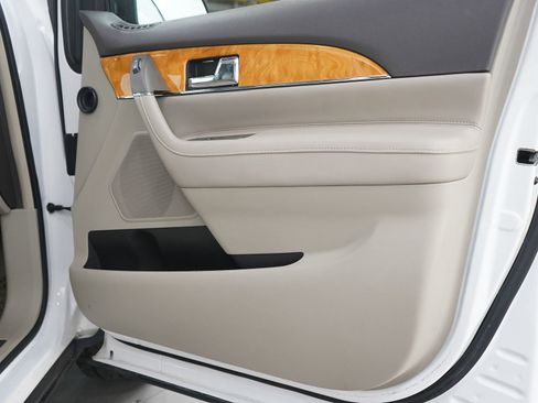 Used 2014 Lincoln MKX AWD w/ Equipment Group 102A image 9