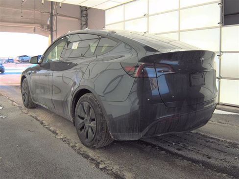 Used 2024 Tesla Model Y Standard Range image 6