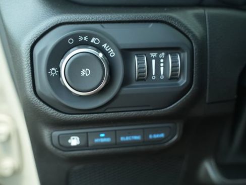 Used 2022 Jeep Wrangler Unlimited Sahara AWD/4WD image 34