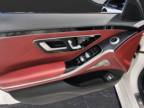 Used 2022 Mercedes-Benz S 580 4MATIC Sedan w/ AMG Line Package image 14