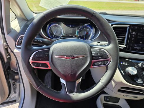 Used 2023 Chrysler Pacifica Touring-L FWD image 17