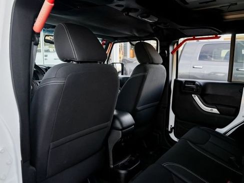 Used 2016 Jeep Wrangler Unlimited Sahara w/ Connectivity Group image 39