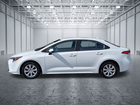Used 2025 Toyota Corolla LE FWD image 2