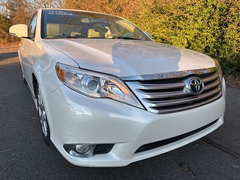 Used 2011 Toyota Avalon Limited image 1