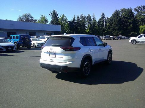Used 2024 Nissan Rogue SV AWD/4WD image 5
