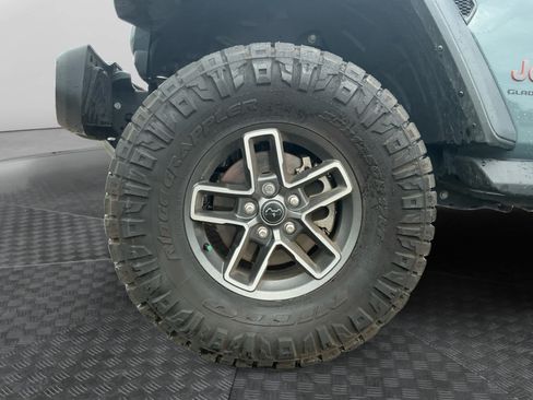 Used 2024 Jeep Gladiator Mojave w/ Technology Group AWD/4WD image 14