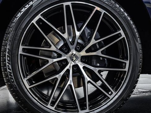 Certified 2025 Porsche Macan image 24