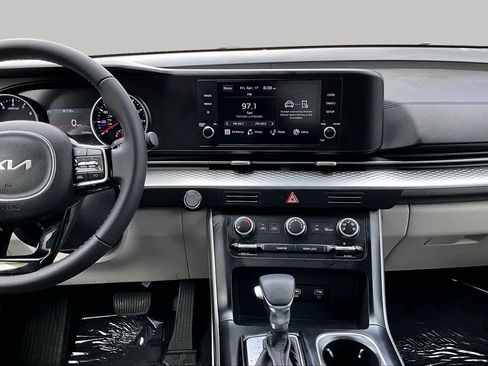 Used 2023 Kia Carnival LX FWD image 7