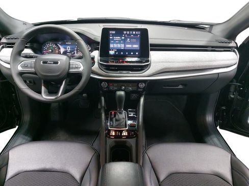 Used 2025 Jeep Compass Latitude image 9